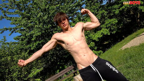 Der muskulöse Daniel Donovan zeigt außen einen starken Körper