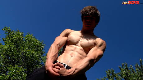 Der muskulöse Daniel Donovan zeigt außen einen starken Körper