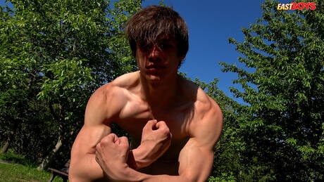 Der muskulöse Daniel Donovan zeigt außen einen starken Körper