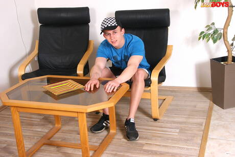 Der attraktive James Jensen zeigt einen perfekten Körper