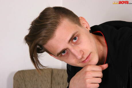 Der heiße Twink Carl Eaton posiert nackt und zeigt seinen heißen Arsch