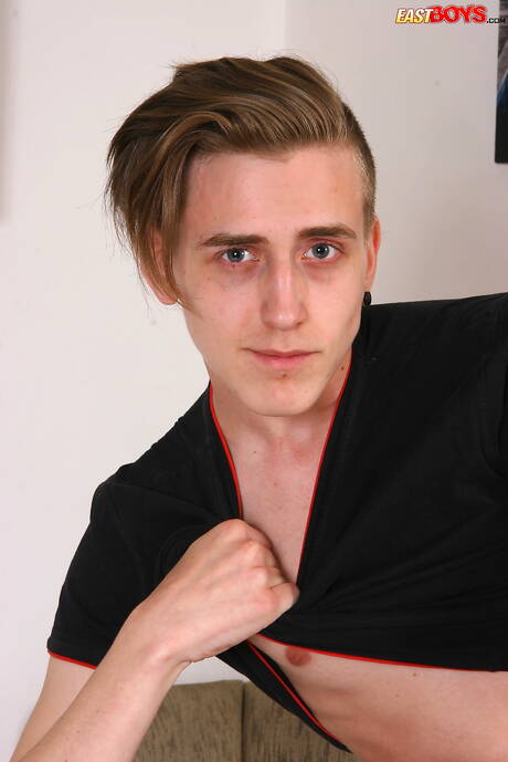 Der heiße Twink Carl Eaton posiert nackt und zeigt seinen heißen Arsch