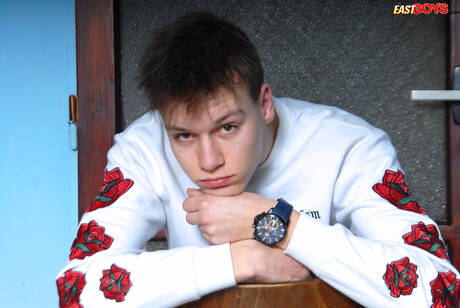 O lindo garoto Tyler Powell posando nu