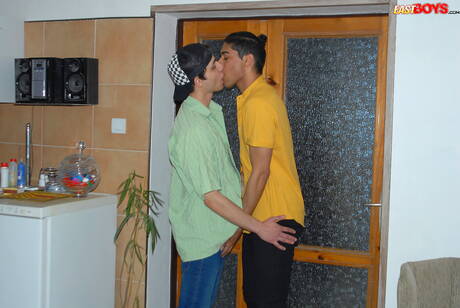 Der hübsche Junge Miguel Costa und der Twink Nicolas Gomes ficken in den Arsch, nachdem sie Schwänze gelutscht haben