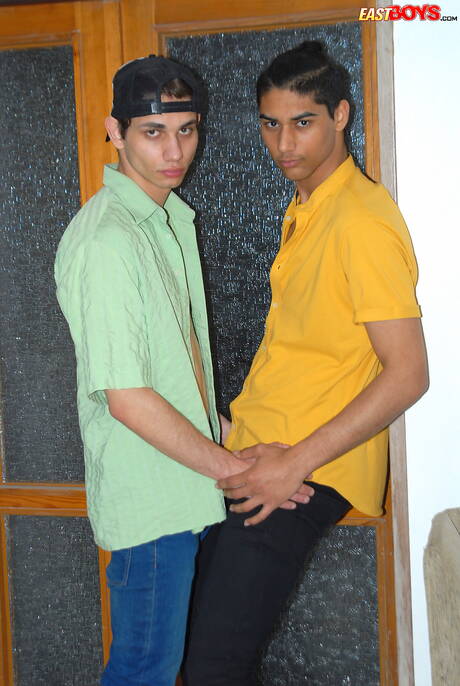 Der hübsche Junge Miguel Costa und der Twink Nicolas Gomes ficken in den Arsch, nachdem sie Schwänze gelutscht haben