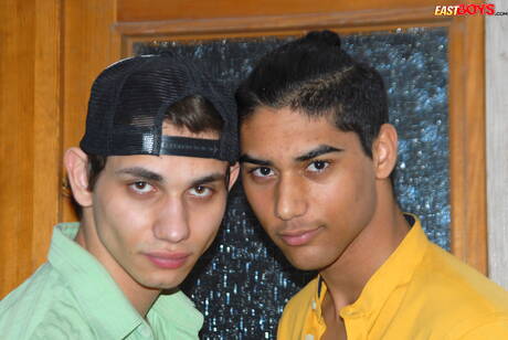 Der hübsche Junge Miguel Costa und der Twink Nicolas Gomes ficken in den Arsch, nachdem sie Schwänze gelutscht haben