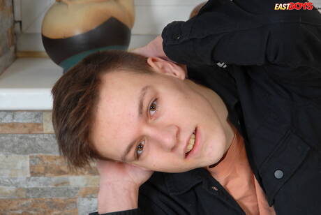 O lindo garoto Tyler Powell exibe um corpo perfeito