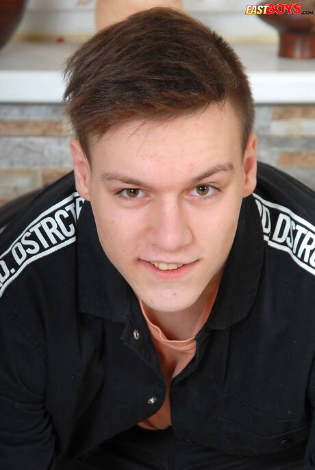 O lindo garoto Tyler Powell exibe um corpo perfeito