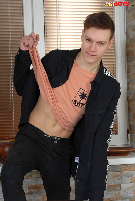 O lindo garoto Tyler Powell exibe um corpo perfeito