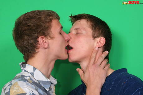 Il twink Charles Means si fa scopare dopo aver succhiato il cazzo