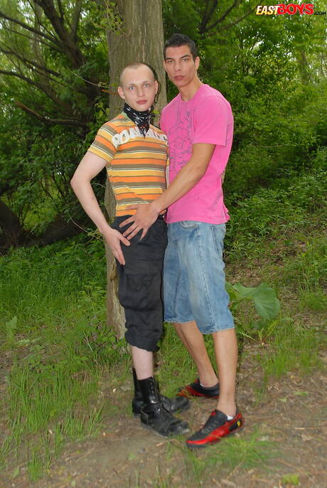 Hete twink Donny neukt kont na het buiten pijpen van een pik