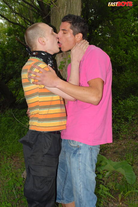 Hete twink Donny neukt kont na het buiten pijpen van een pik