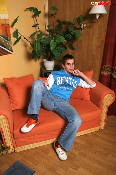 Il ragazzo sexy Charles Dukes si masturba il cazzo