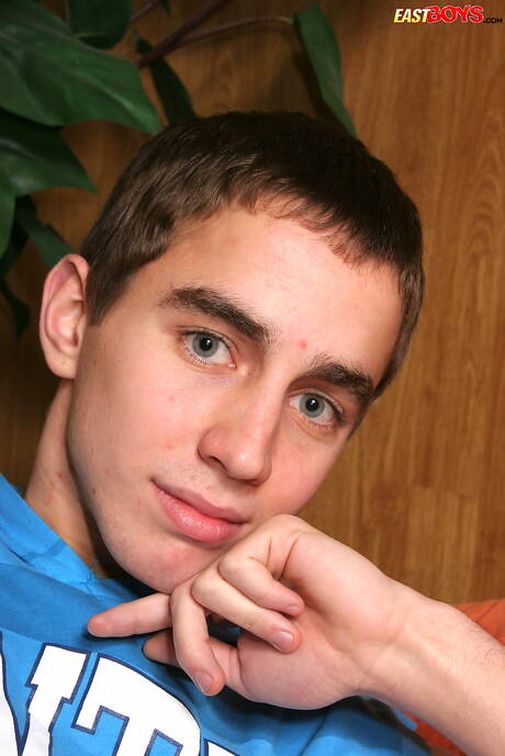 Il ragazzo sexy Charles Dukes si masturba il cazzo