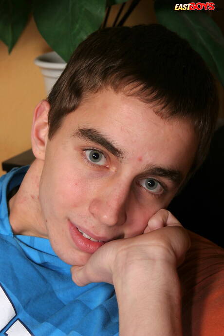 Il ragazzo sexy Charles Dukes si masturba il cazzo