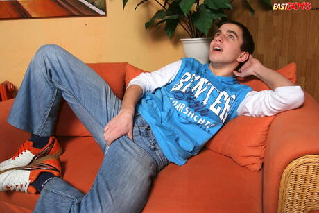 Il ragazzo sexy Charles Dukes si masturba il cazzo