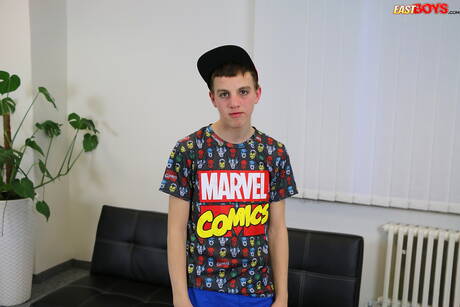 Knappe jongen David Hines trekt zijn pik af