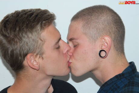 Der heiße Twink Mark Ramos und der hübsche Sanchez Paolo lutschen und vögeln sich gegenseitig