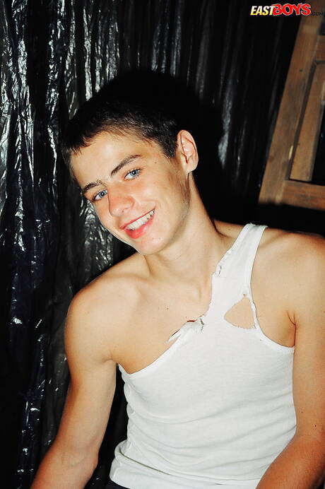 Il giovane ragazzo Axel si masturba il cazzo