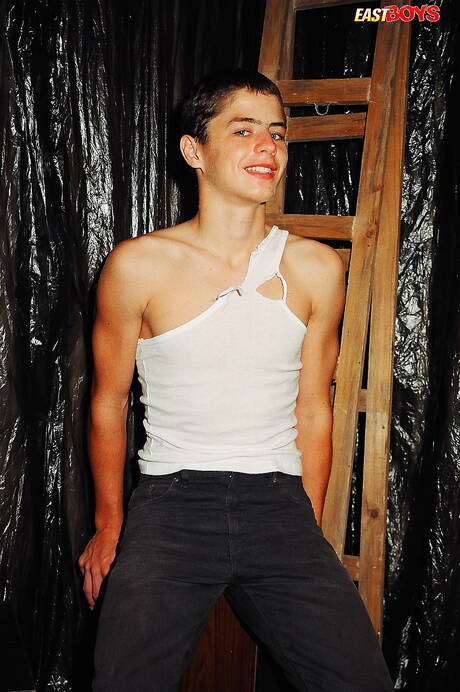 Il giovane ragazzo Axel si masturba il cazzo