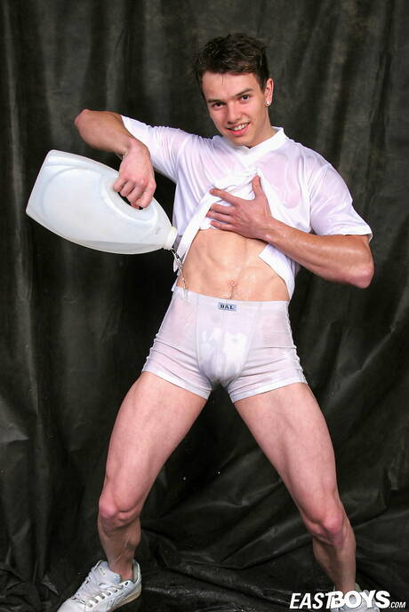 Der attraktive Aurel zieht sich aus und zeigt seinen heißen Arsch