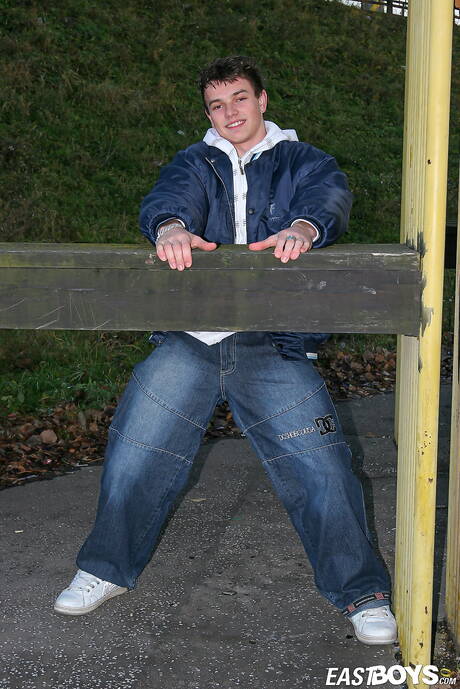 Der bullige Aurel posiert nackt und zeigt seinen Hintern draußen