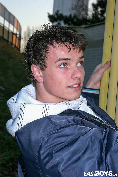 Der bullige Aurel posiert nackt und zeigt seinen Hintern draußen