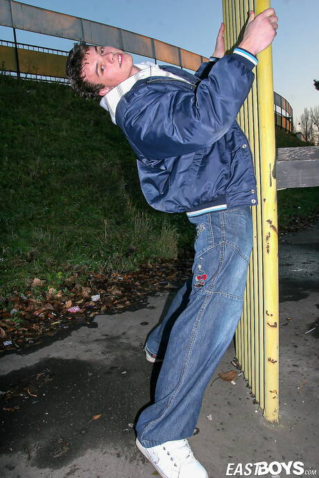 Der bullige Aurel posiert nackt und zeigt seinen Hintern draußen