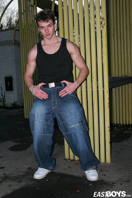 Der bullige Aurel posiert nackt und zeigt seinen Hintern draußen