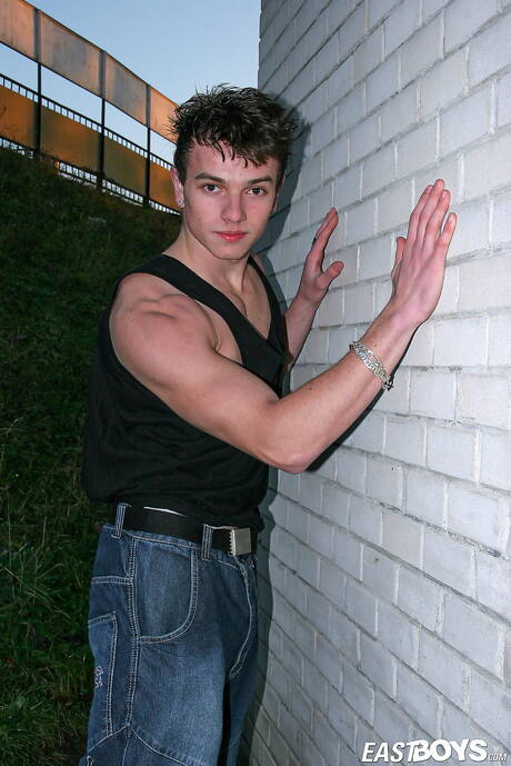 Der bullige Aurel posiert nackt und zeigt seinen Hintern draußen