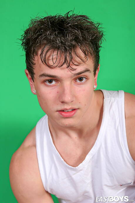 Der bullige Aurel posiert nackt und zeigt seinen Hintern draußen