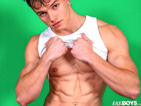 Der bullige Aurel posiert nackt und zeigt seinen Hintern draußen