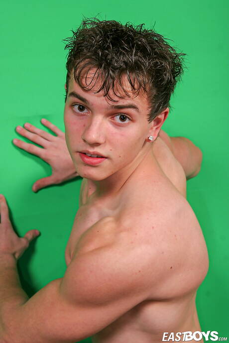 Der bullige Aurel posiert nackt und zeigt seinen Hintern draußen