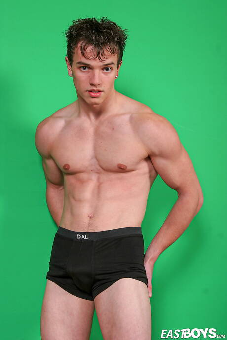 Der bullige Aurel posiert nackt und zeigt seinen Hintern draußen