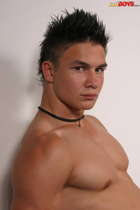 East Boys: Slowaakse knappe Dario Dolce poseert naakt