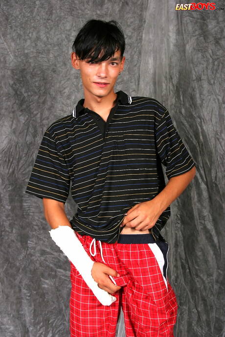 I Twink Panos si spogliano e mostrano il loro culo caldo