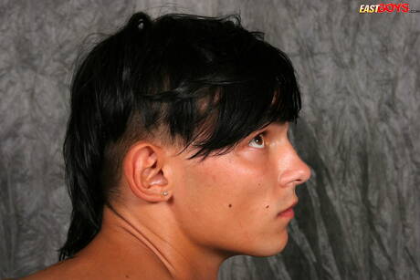 I Twink Panos si spogliano e mostrano il loro culo caldo