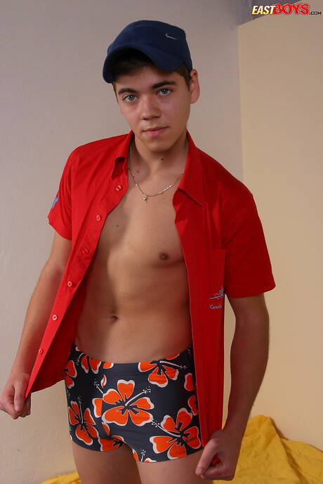 Il super stallone Arny mostra un corpo bellissimo