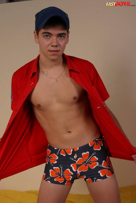 Il super stallone Arny mostra un corpo bellissimo