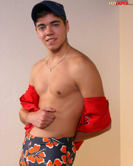 Il super stallone Arny mostra un corpo bellissimo