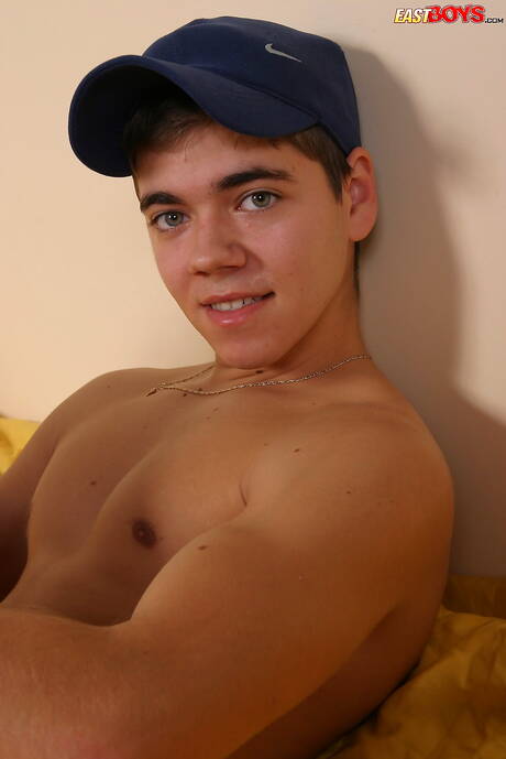 Il super stallone Arny mostra un corpo bellissimo