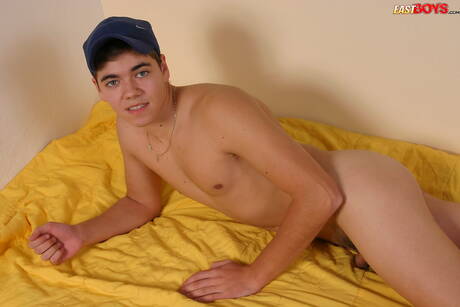 Il super stallone Arny mostra un corpo bellissimo