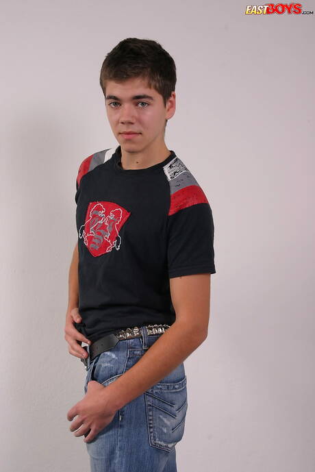 O jovem Arny posando nu