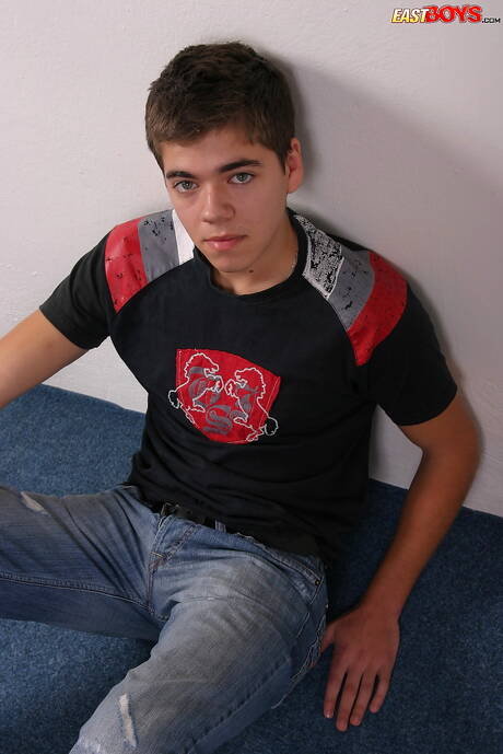 O jovem Arny posando nu