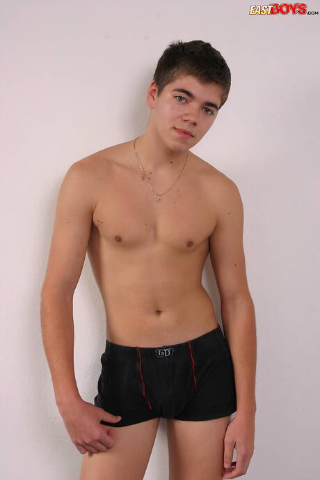 小男孩 Arny 裸體擺造型