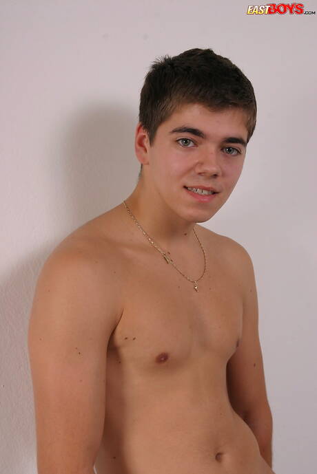 O jovem Arny posando nu