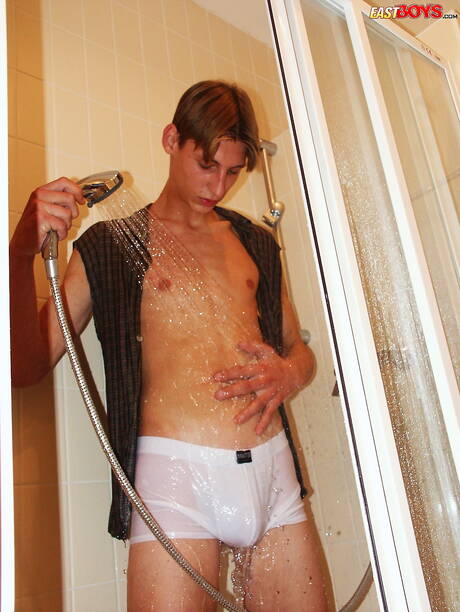 Il ragazzo sexy Palo si masturba il cazzo sotto la doccia calda