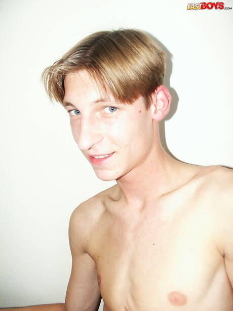 Hot twink Palo jack off his cock in hot shower