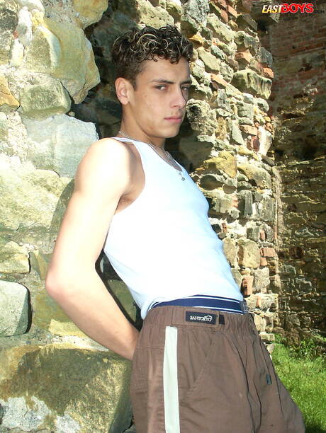 Il giovane ragazzo Arny si masturba fuori