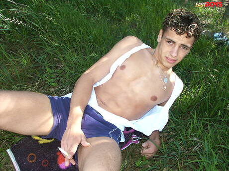 Il giovane ragazzo Arny si masturba fuori